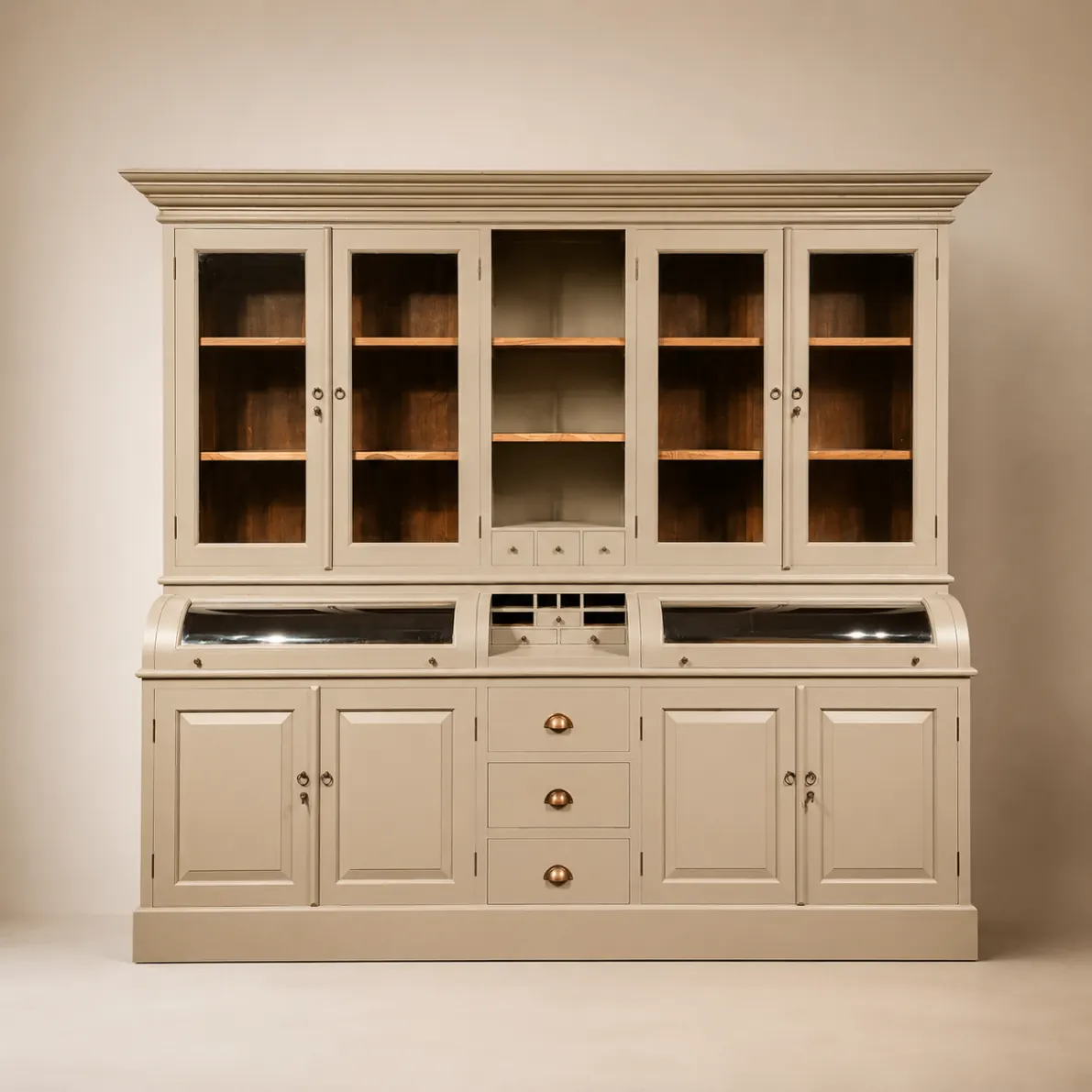 Buffetkast gerestyled in leemkleur (taupe/greige) met matte lak — rustige, landelijke uitstraling voor moderne interieurs