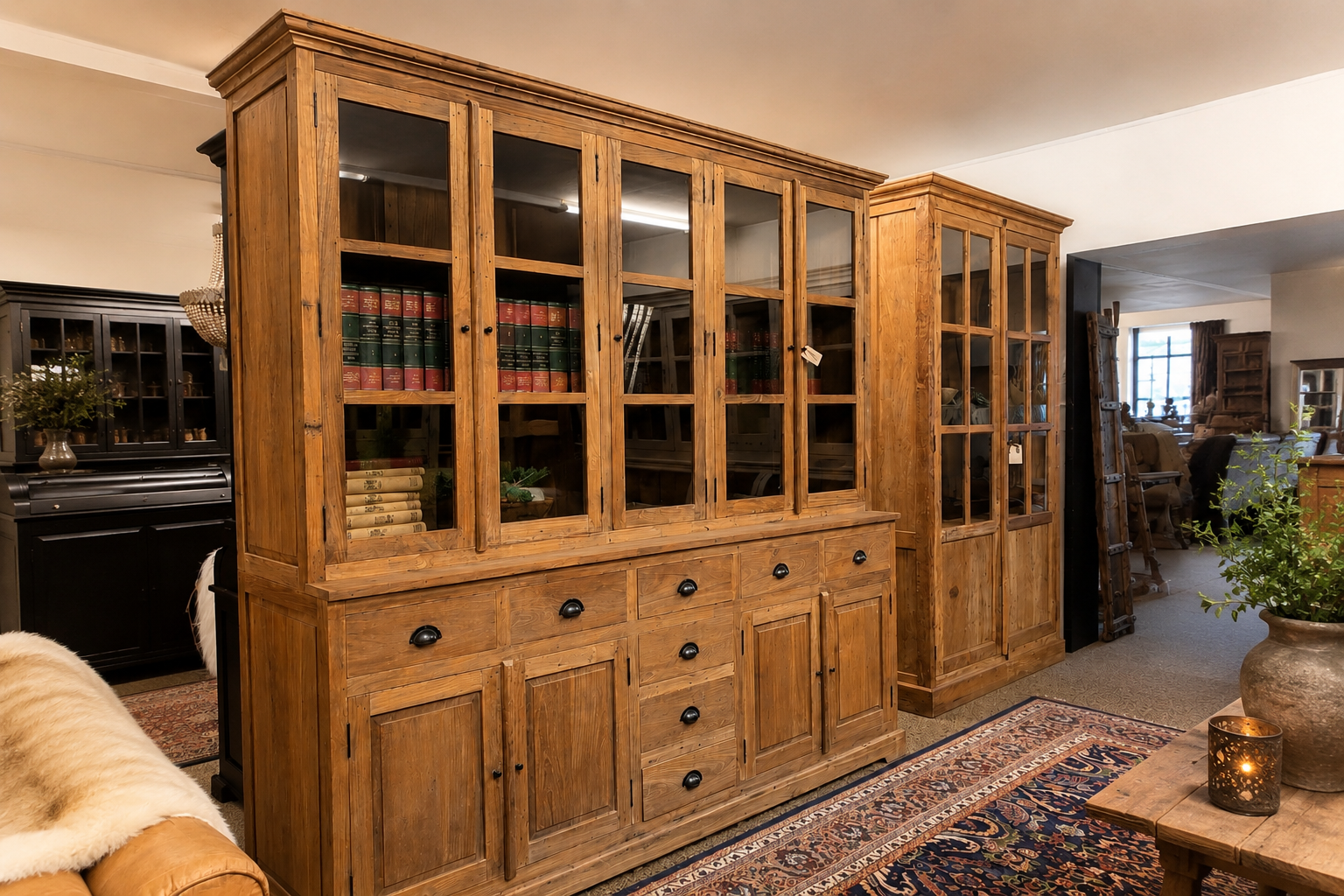 Teakhouten vitrinekast met glazen deuren in de showroom