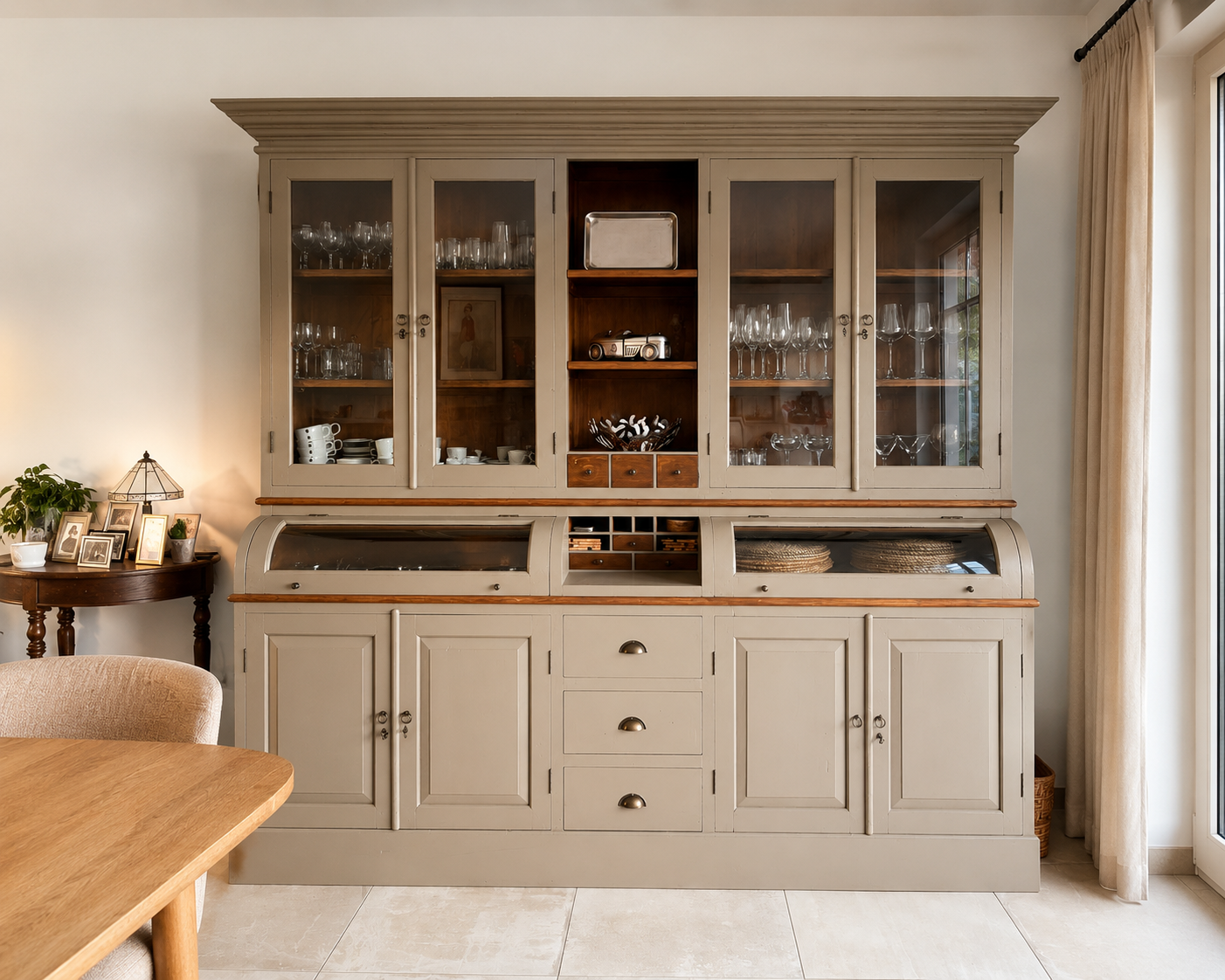 Buffet campagnard taupe avec vitrine haute et rideau à lames dans la salle à manger d'une cliente