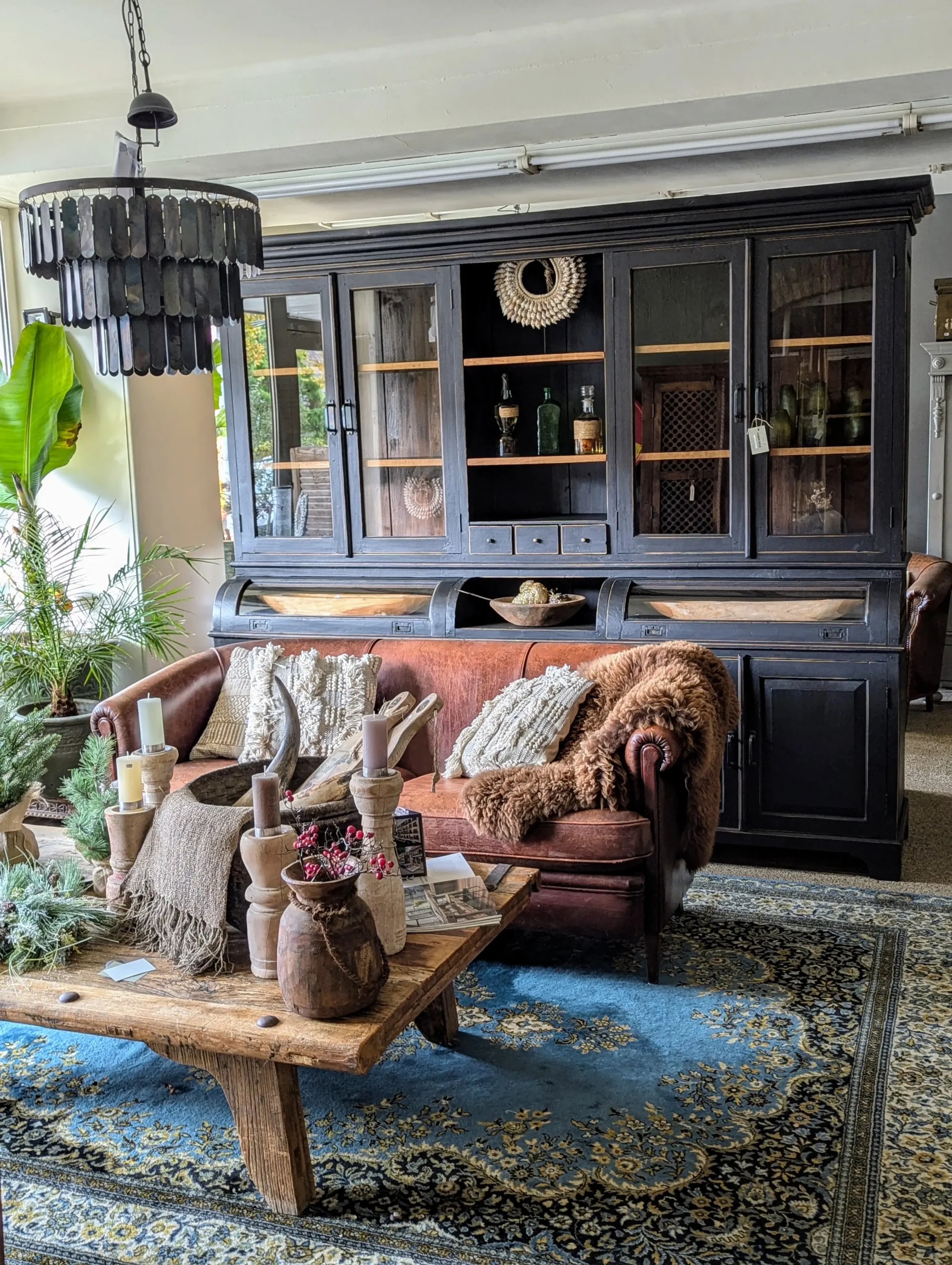Zwarte buffetkast ook wel grutterskast met bolglas gecombineerd met landelijke decoraties. Verkrijgbaar in meubelwinkel in Tilburg in Brabant